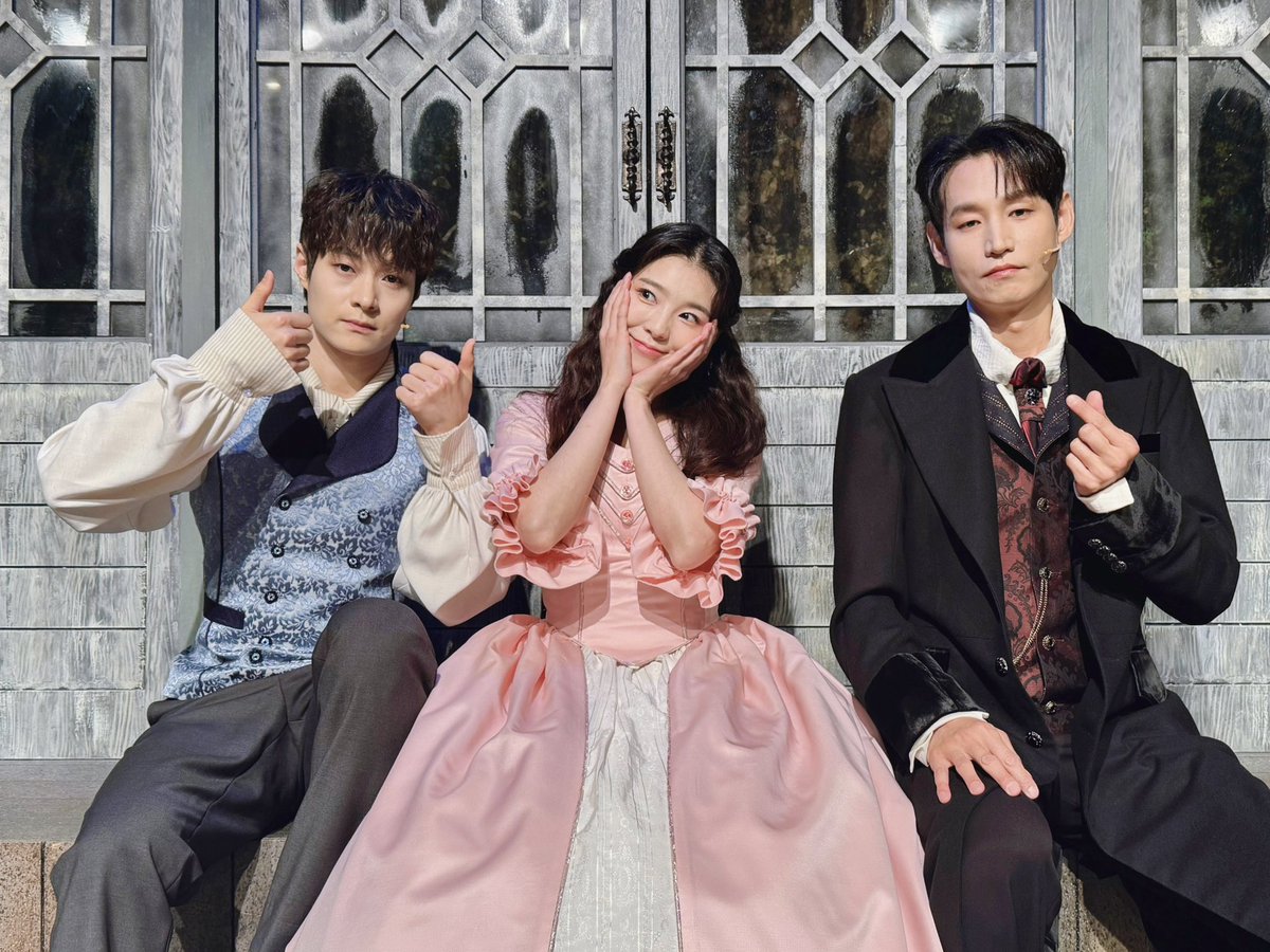 [#붉은정원]

🌹 첫공 페어 사진 공개

“낭만적인 비밀이 흐르던 우리들만의 이곳”

따스한 바람을 맞으며 자라난 꽃들과 함께 정원의 문이 활짝 열렸습니다!
두 정원을 잇는 비밀스런 문은 7월 20일까지 활짝 열려있으니 많이 찾아와주세요 💝

지나 | #이서영
빅토르 | #강정우
이반 | #김기택

-