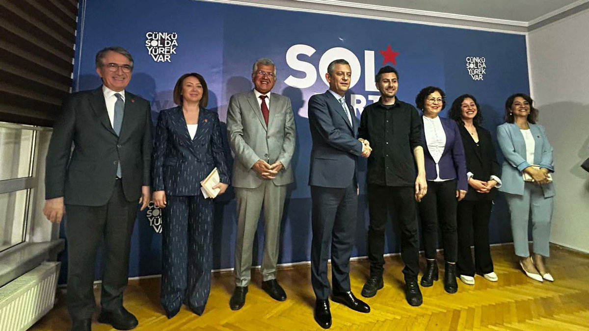 SOL Parti (@solpartibilgi) on Twitter photo CHP Genel Başkanı Özgür Özel (<a href="/eczozgurozel/">Özgür Özel</a> ) ve beraberindeki heyet genel merkezimizi ziyaret etti.
19 Mart darbesine birlikte direndik bugün mücadeleyi de dayanışmayı da birlikte büyüteceğiz.
Partilerin çıkarları değil ülkenin çıkarları önemlidir.ABD markası olan AKP'ye CHP Genel Başkanı Özgür Özel (<a href="/eczozgurozel/">Özgür Özel</a> ) ve beraberindeki heyet genel merkezimizi ziyaret etti.
19 Mart darbesine birlikte direndik bugün mücadeleyi de dayanışmayı da birlikte büyüteceğiz.
Partilerin çıkarları değil ülkenin çıkarları önemlidir.ABD markası olan AKP'ye