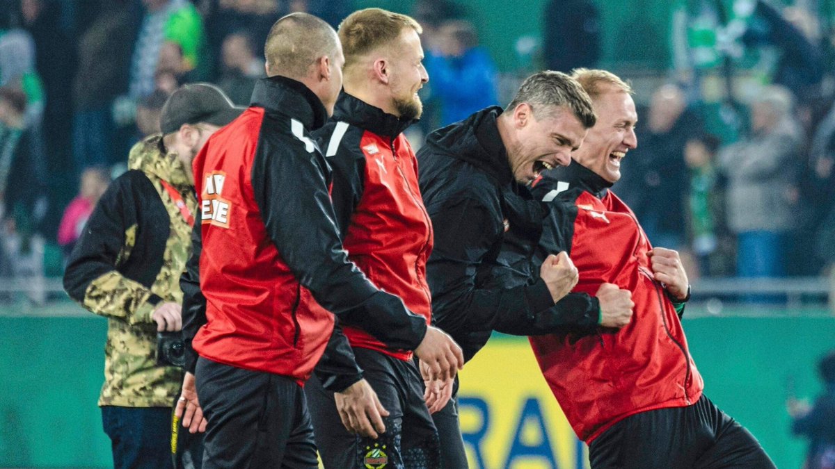 Wir san a Einheit zählt wohl für alle außer für dich.. Danke für viele Magische Momente mit dir an der Seitenlinie 💚 #KlaußistmeinTrainer 🙏🏻💚 #SCR2025 #Klauß #skrapid