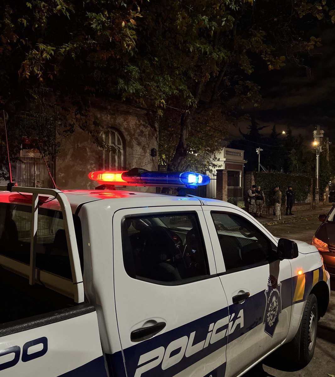 🔴 HOMICIDIO: un hombre fue asesinado a tiros en Peñarol. Ocurrió esta madrugada en el cruce de las calles Arangua y Soria. Efectivos policiales que llegaron al lugar, encontraron a la víctima tirada en la vía pública con impactos de bala en el cuerpo. Aún no fue identificado.