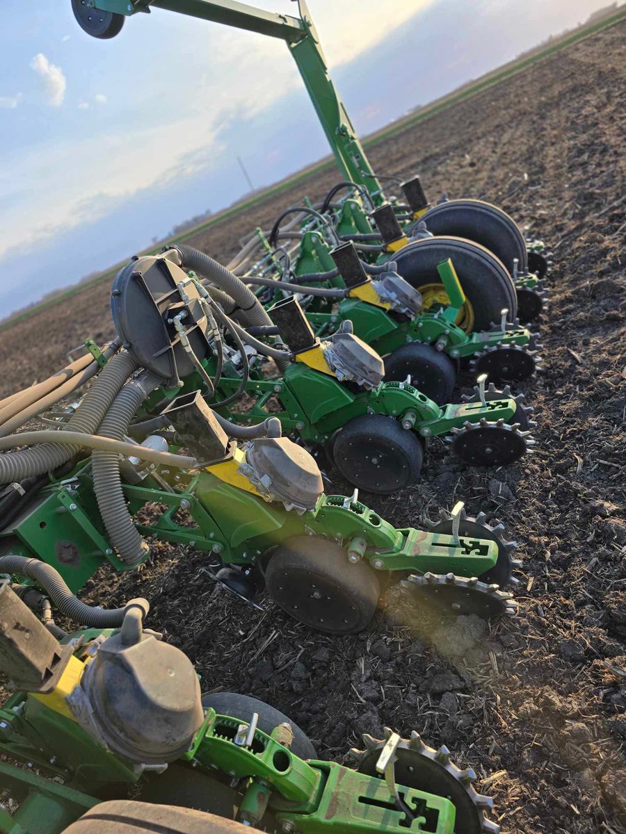 Flatland_Farmer's tweet photo. Photos from the field! A happy customer from Minnesota sent us these while putting in one of his plots. 

Get yours before the season is over! We can ship fast &amp; FREE shipping on the full kit within the US. 

#farmtheflatlands #Flatlandfarmer #ExactEmerge #hopperextension https://t.co/Gnivyl1LJQ