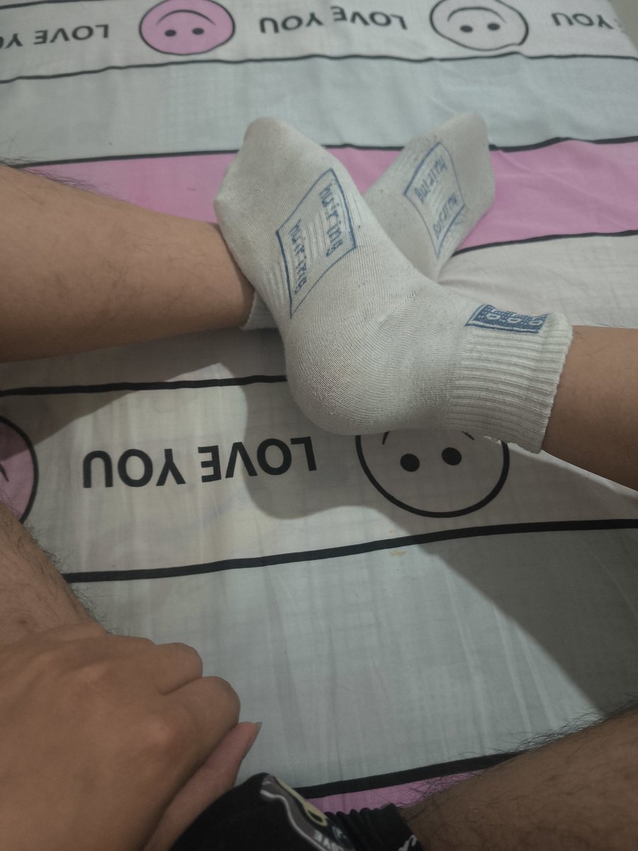 llann123's tweet photo. 这双袜子也该扔了……
#腿毛 #毛腿  #白袜 #臭脚 #whitesocks #gaysocks #gay https://t.co/i2pOVjVujH
