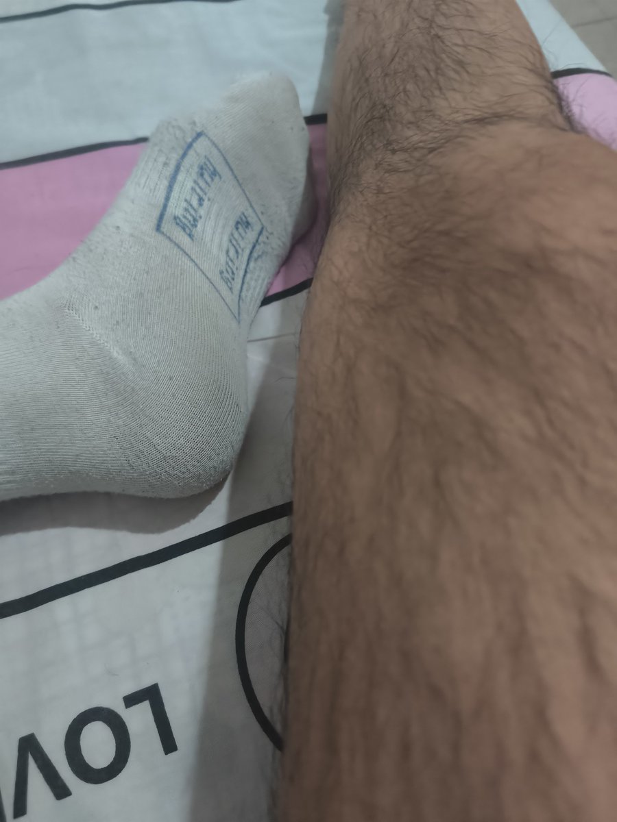 llann123's tweet photo. 这双袜子也该扔了……
#腿毛 #毛腿  #白袜 #臭脚 #whitesocks #gaysocks #gay https://t.co/i2pOVjVujH