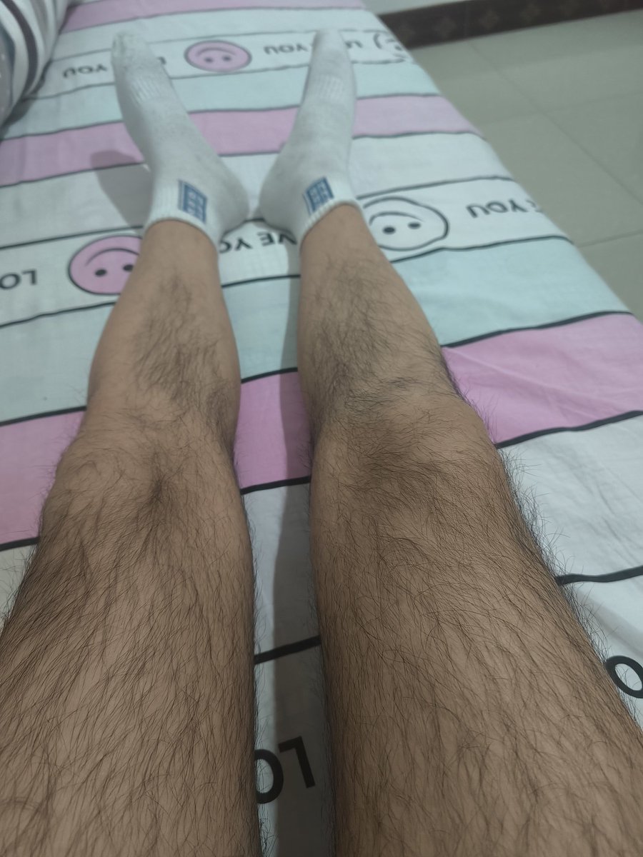 llann123's tweet photo. 这双袜子也该扔了……
#腿毛 #毛腿  #白袜 #臭脚 #whitesocks #gaysocks #gay https://t.co/i2pOVjVujH
