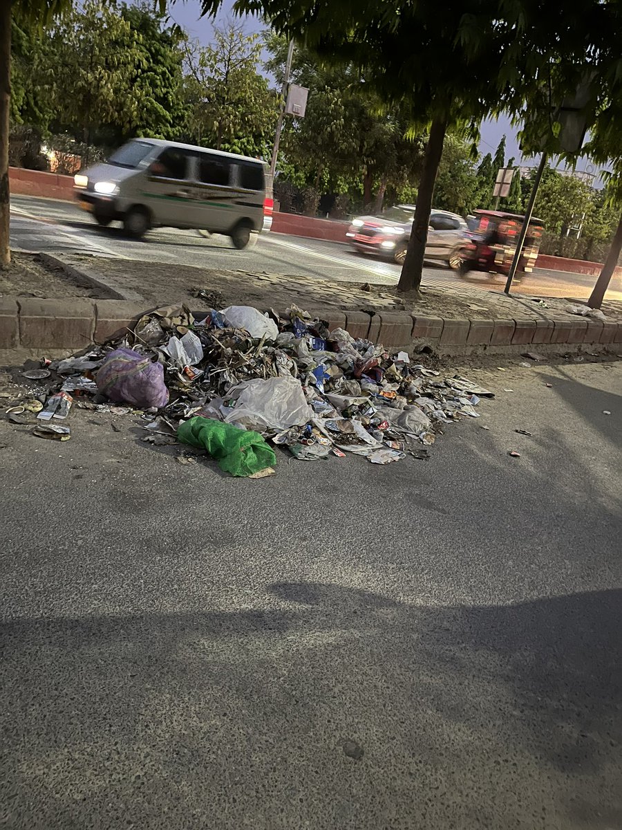 sureshntpcian's tweet photo. Service road by the side of civitech samparti , sector 77 . Garbage not cleaned for the last 5 days. https://t.co/im7MfjbWFP