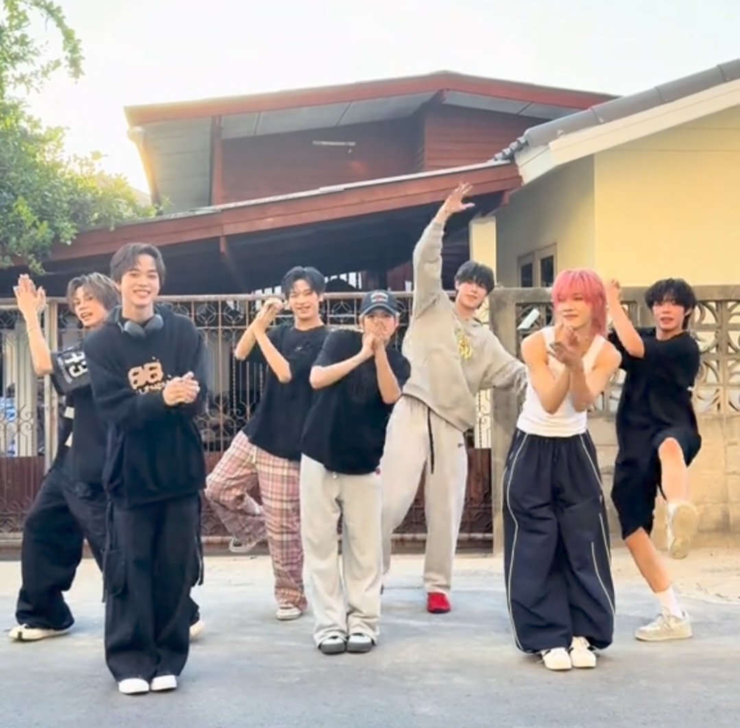 รวมเด้กใกล้บ้านมาก
ฉง - เพิ่งเรียนจบแวะมาเล่นกับน้อง
ไทโอ - เพิ่งกลับจากเรียนตปท
เซิน - เปนลูกเจ้าของบ้าน น่าจะเพิ่งตื่นนอน
ดรณ์ - เปิดอู่อยู่แถวๆบ้านแวะมาเต้นด้วย
โอมาร์ - ปิดเทอมขอมานอนเล่นบ้านเซิน
เย่เทา - วิ่งจ๊อกกิ้งหลงทางมาเฉยๆ
จี๊ด - เด็กลูกร้านขายของชำอยู่แถวๆนั้น