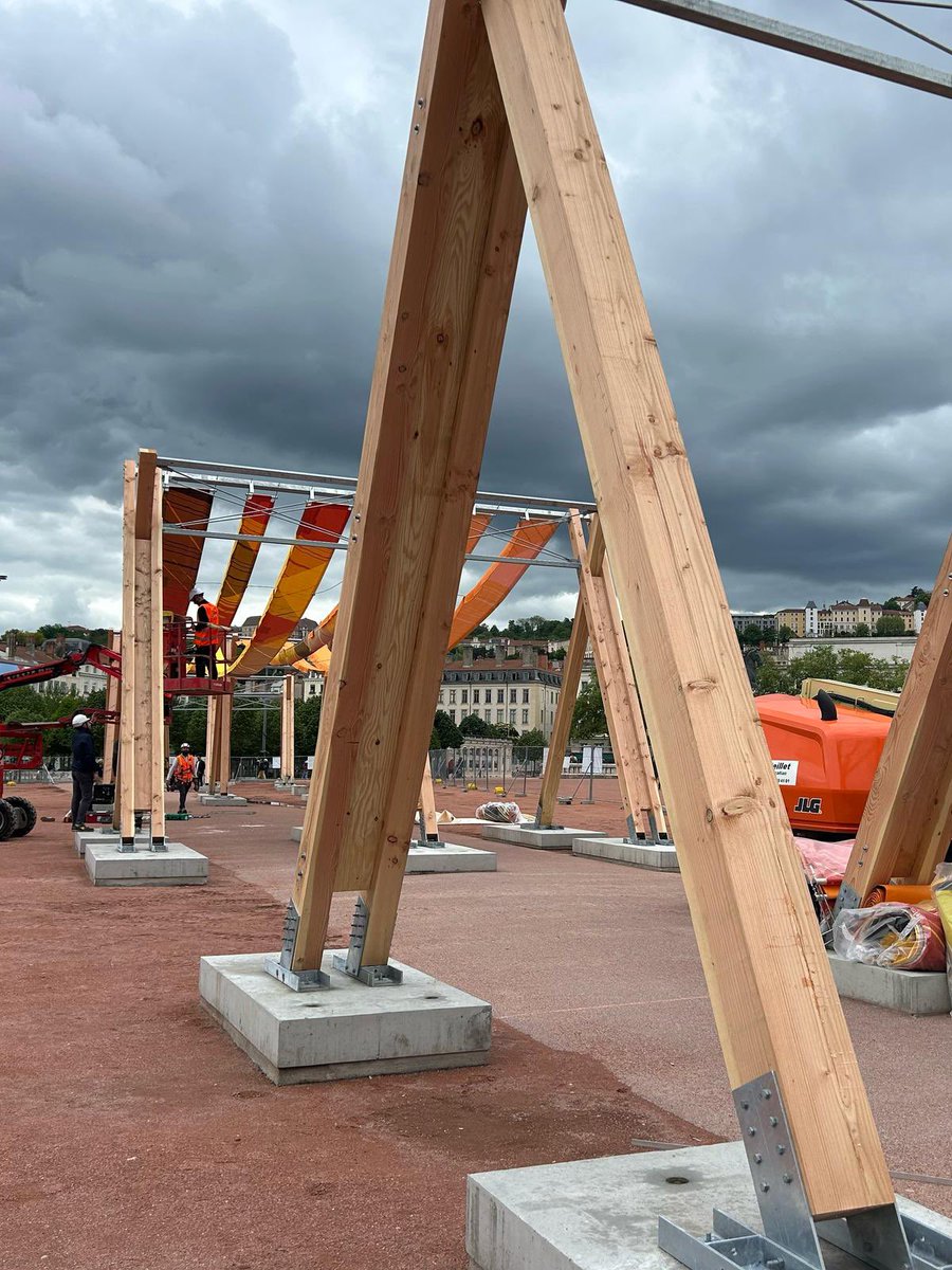 LyonPremiere's tweet image. 🔴L’installation de l’œuvre éphémère «  Tissage urbain » est en cours place #Bellecour à #Lyon