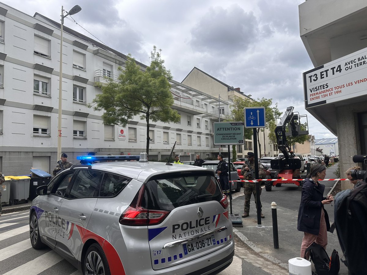 L’horreur cet après-midi à #Nantes. 
Les premiers échanges avec les élèves et les parents sont glaçants. 
Ils sont d’un force incroyable face à ce drame.
Je pense à chacun d’entre eux et à toute la communauté éducative du Lycée Notre-Dame-de-Toutes-Aides.🙏