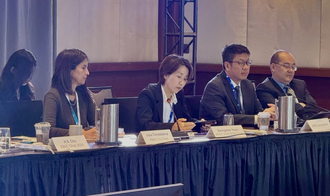 APECBiz's tweet image. Ambassador Seongmee Yon, APEC 2025 SOM Chair, shared the outcome of the firsts Senior Officials Meeting (SOM) held Feb 24- March 2025 and previewed SOM2 and MRT meetings to be held in Jeju. She also shared Korea’s deliverables during its Chairmanship including on “AI Cooperation”…