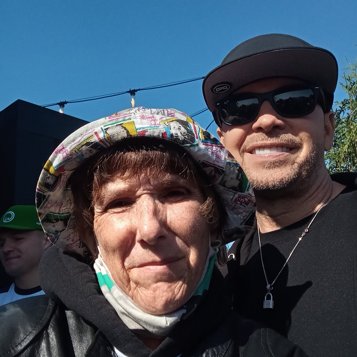MicheleLinnToms's tweet photo. @NKOTB @DonnieWahlberg @dannywood @joeymcintyre First time ever after 55 years of my life was the first time memory and amazing and awesome I got to meet @DonnieWahlberg and @dannywood at #blockcon that was my favorite time in my whole life . Thank you for everything you do for us #blockheadforlife @NKOTB #happy #nkotbday https://t.co/eHoqP1GqRI