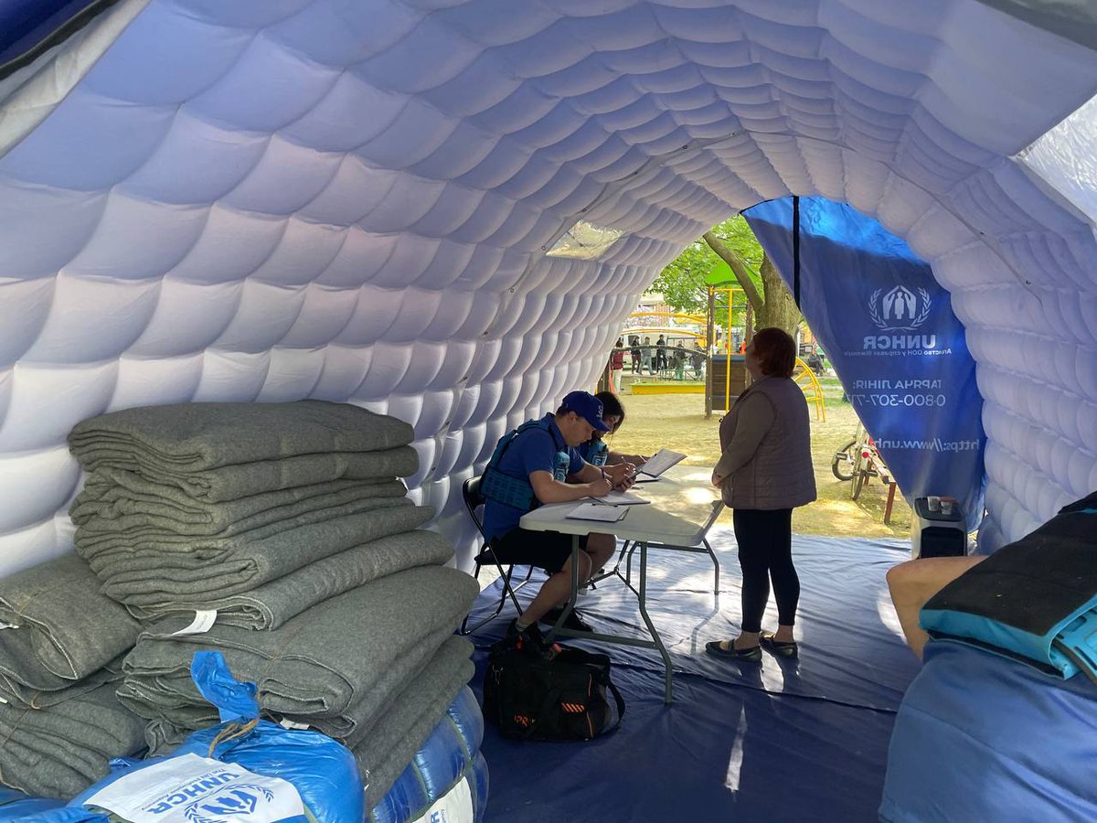 Over the past night, Russian attacks across Ukraine🇺🇦 killed at least 13 &amp; injured 100+ incl. children

Kyiv, Kharkiv &amp; Kherson were among the hardest hit. UNHCR &amp; partners are on the ground, delivering vital humanitarian aid &amp; psychosocial support to affected families.
