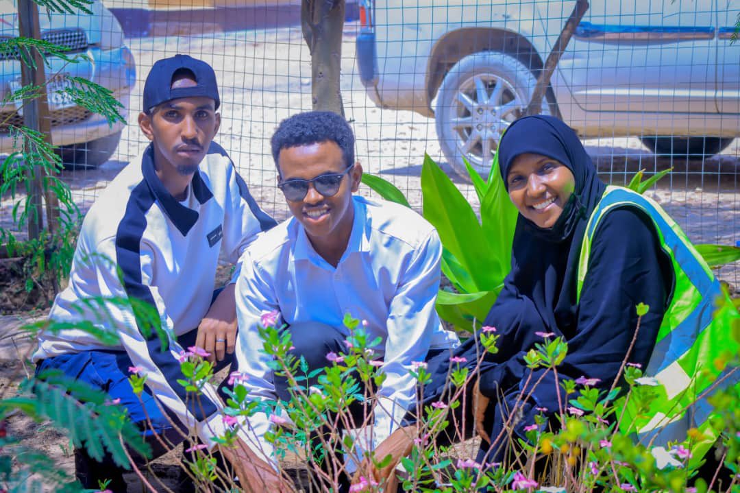 SLclimateAction's tweet photo. Malinti shalay waxa si rasmi ah an ugudonsinay tiro dhir dugsiga sare e #Gaandi.
Tallaabadan waxay muujinaysaa sida ururku uga go’an tahay in udhiirrigeliyo ardayda si ay u noqdaan kuwa u firfircoon ilaalinta iyo bilicda deegaankooda.

#hargeisasomaliland
#environmentalawareness https://t.co/BAIjldzroQ