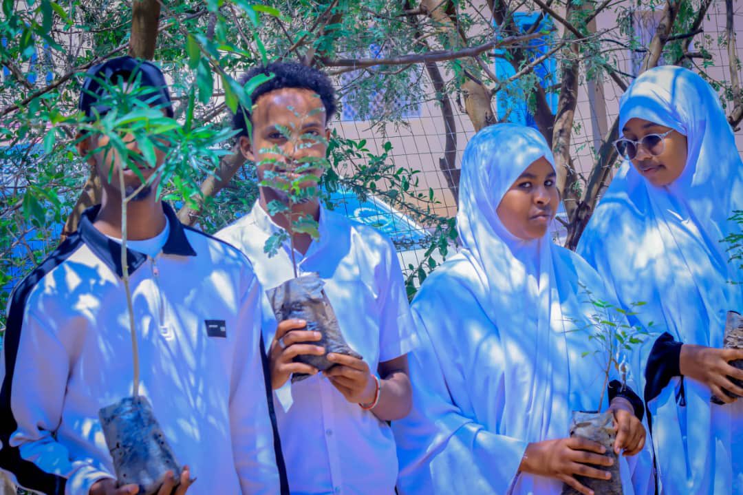 SLclimateAction's tweet photo. Malinti shalay waxa si rasmi ah an ugudonsinay tiro dhir dugsiga sare e #Gaandi.
Tallaabadan waxay muujinaysaa sida ururku uga go’an tahay in udhiirrigeliyo ardayda si ay u noqdaan kuwa u firfircoon ilaalinta iyo bilicda deegaankooda.

#hargeisasomaliland
#environmentalawareness https://t.co/BAIjldzroQ