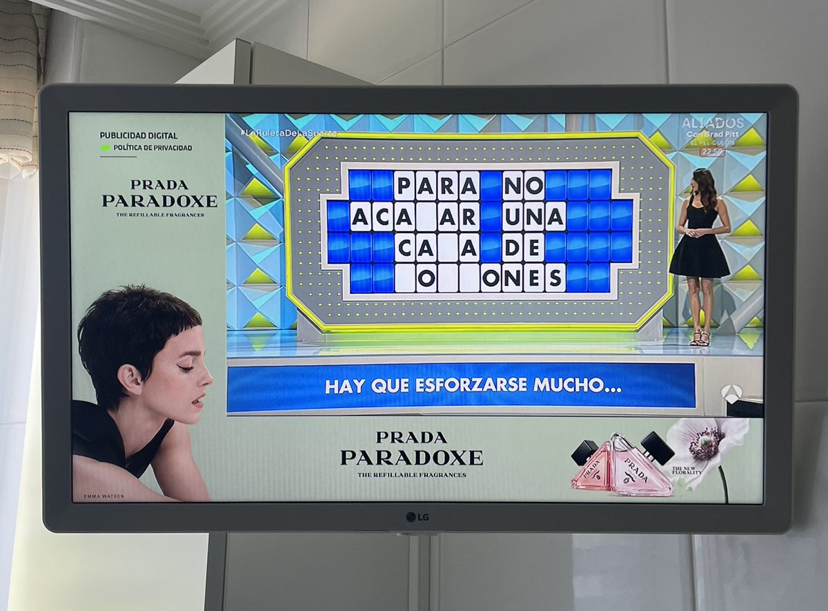 A mi niño le gusta poner “La ruleta de la suerte”. Veo el panel y automáticamente mi cerebro me dice una respuesta. El niño pregunta que si ya me la sé. Obviamente le digo que no por no dar explicaciones. La respuesta eran “bombones”. Debo ser yo la rara…😂