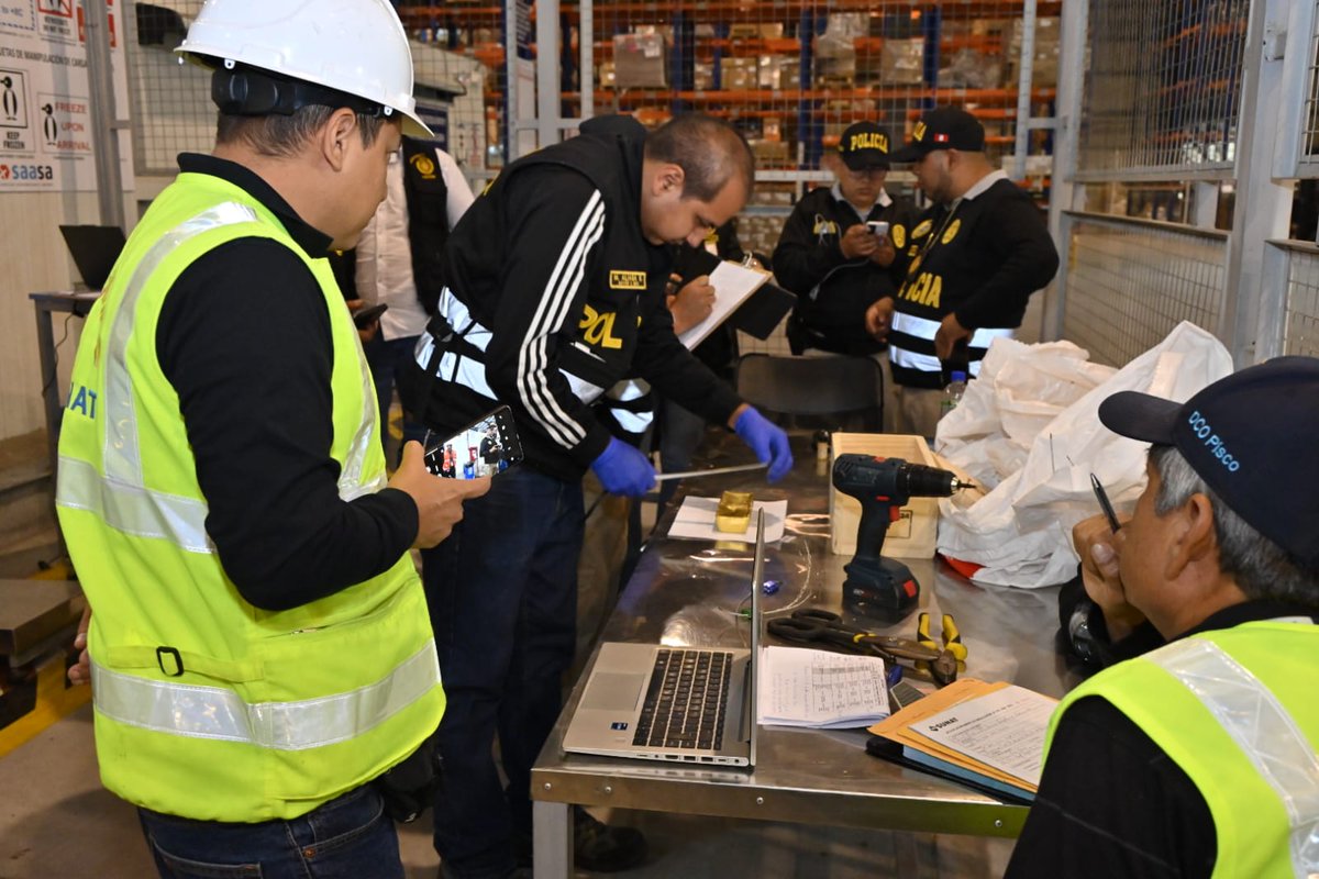 SUNATOficial's tweet photo. Operativo simultáneo se realizó en Lima, Callao, Arequipa, Nazca y Puno, con el allanamiento y descerraje de inmuebles de personas y empresas investigadas, incluidas 2 agencias que gestionaban los despachos de exportación del oro, así como plantas procesadoras de mineral ilegal. https://t.co/w3dK1r4mGH