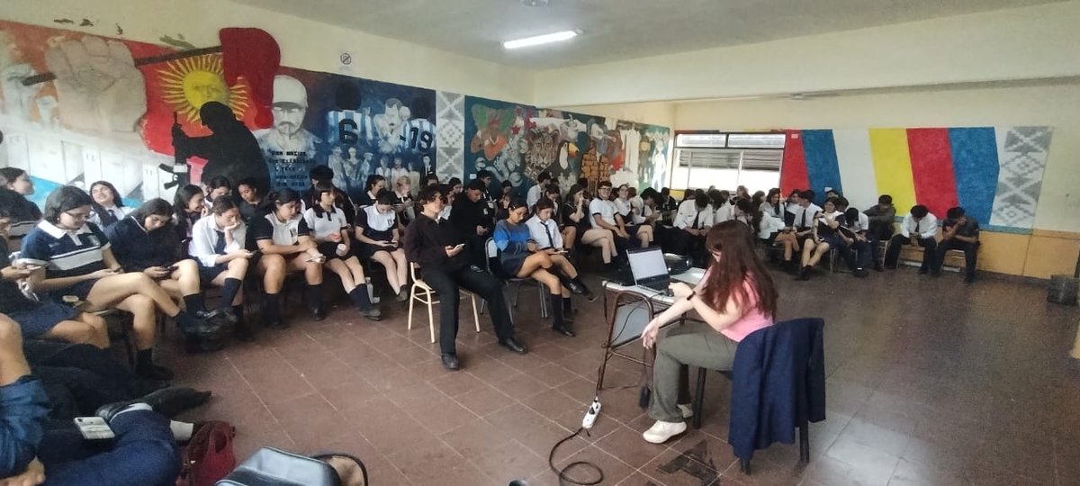 El Depto de Orientación univ. de la Univ Nac de Mnes realiza talleres de orientación vocacional para últimos años de secundaria de colegios de la prov de Mnes. Hoy, 24/04, es el 1er encuentro en el secundario Martín de Moussy de Posadas, con un estimado de 50 alumnos del 5to año.