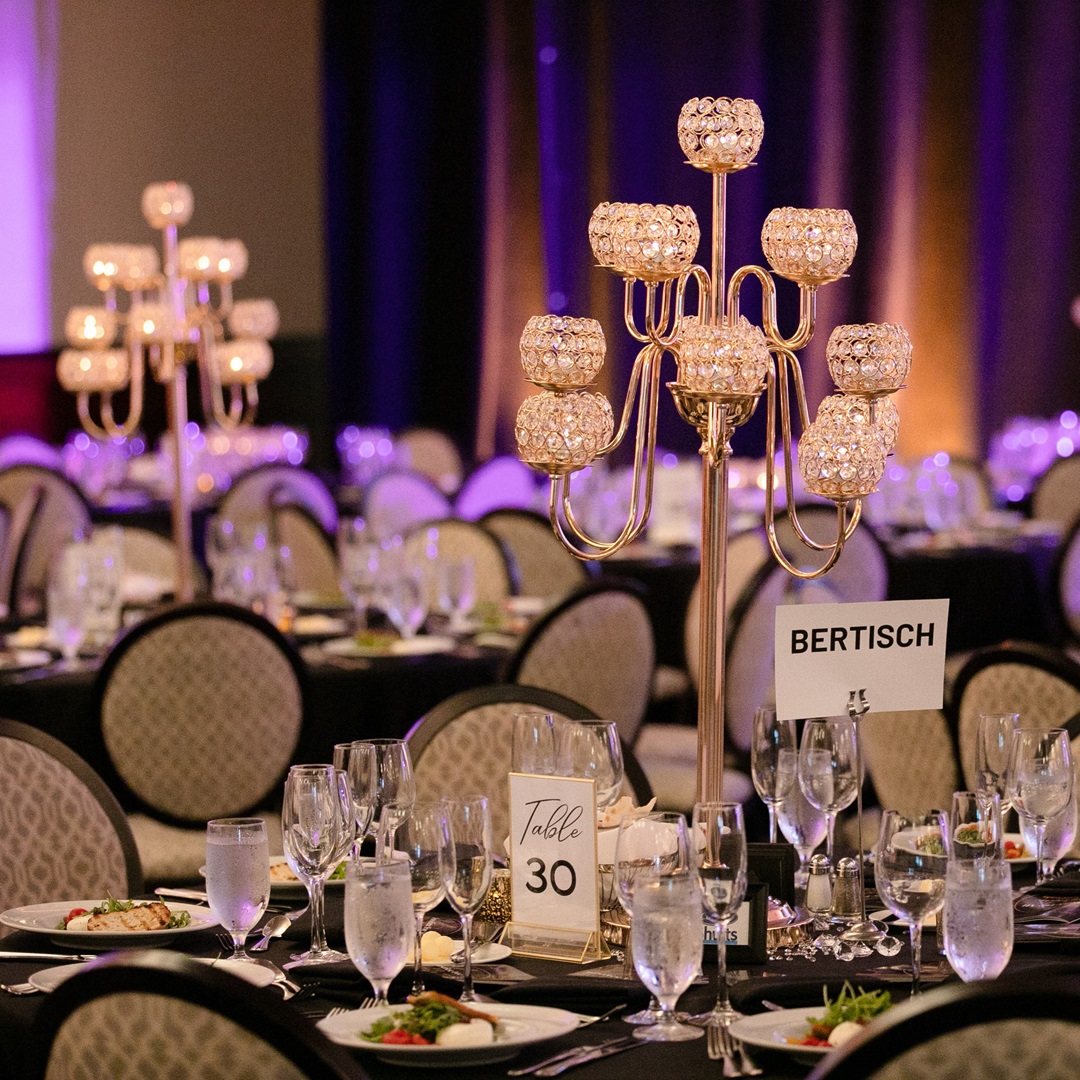 efavormartfans's tweet image. "We ordered candelabras from you and they were beautiful!!" 
There's nothing like seeing our Pros' visions come to life. Stunning Gala table designs 👏🏻👏🏻👏🏻

#eFavormart #candelabra #tabledecor #tabledesign #eventdecor #eventpro