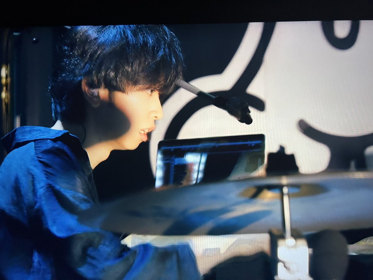 MetalOnDragon's tweet photo. (推測ですが)50%が自分達のファン、30%が一般的音楽ファン、残り20%野次馬😵💫❗️人気バンドのアリーナLIVEでは絶対観られない⁉️究極の緊張状態のメンバーの表情がゾクゾクします🤨絶対映像付きGETすべき🧐言うまでもなくパフォーマンスは完璧🤨🎶
#Aooo
#Fooocus
#Frash https://t.co/CWarAJbqRj
