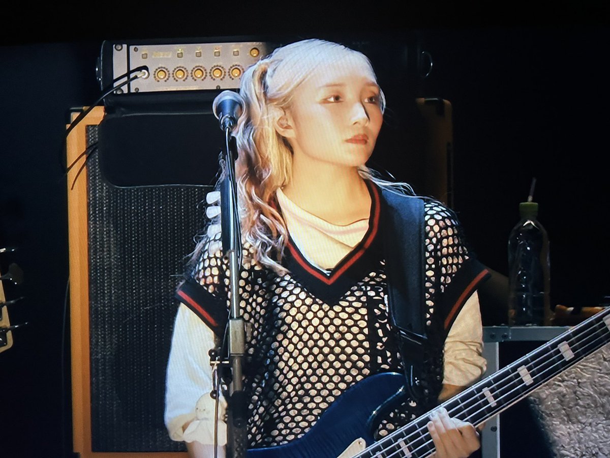 MetalOnDragon's tweet photo. (推測ですが)50%が自分達のファン、30%が一般的音楽ファン、残り20%野次馬😵💫❗️人気バンドのアリーナLIVEでは絶対観られない⁉️究極の緊張状態のメンバーの表情がゾクゾクします🤨絶対映像付きGETすべき🧐言うまでもなくパフォーマンスは完璧🤨🎶
#Aooo
#Fooocus
#Frash https://t.co/CWarAJbqRj