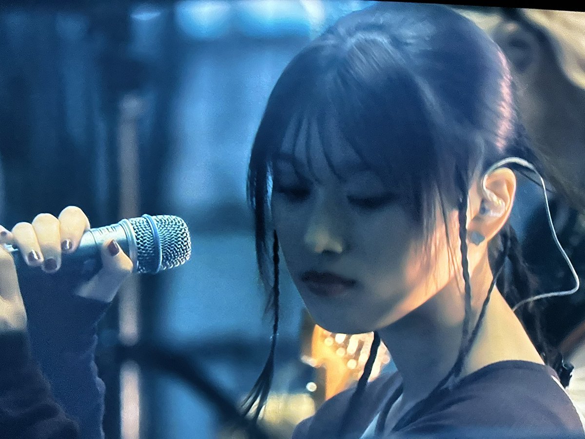MetalOnDragon's tweet photo. (推測ですが)50%が自分達のファン、30%が一般的音楽ファン、残り20%野次馬😵💫❗️人気バンドのアリーナLIVEでは絶対観られない⁉️究極の緊張状態のメンバーの表情がゾクゾクします🤨絶対映像付きGETすべき🧐言うまでもなくパフォーマンスは完璧🤨🎶
#Aooo
#Fooocus
#Frash https://t.co/CWarAJbqRj