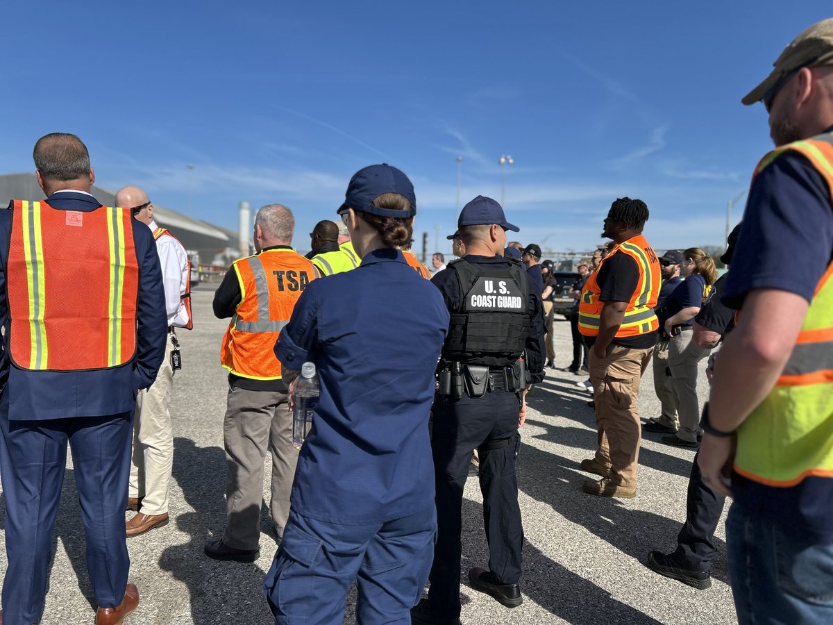 Port of Baltimore (@portofbalt) on Twitter photo Collaboration!
Maryland Port Administration Security officials joined <a href="/USCG/">U.S. Coast Guard</a>, <a href="/TSA/">TSA</a>, <a href="/CBP/">CBP</a>, <a href="/USDOT/">U.S. Department of Transportation</a>, <a href="/TheMDTA/">MDTA</a> police and others yesterday for a Multi-Agency Strike Force Operation at PoB.
Teams inspected trucks for appropriate credentials, safety compliance, and emissions. Collaboration!
Maryland Port Administration Security officials joined <a href="/USCG/">U.S. Coast Guard</a>, <a href="/TSA/">TSA</a>, <a href="/CBP/">CBP</a>, <a href="/USDOT/">U.S. Department of Transportation</a>, <a href="/TheMDTA/">MDTA</a> police and others yesterday for a Multi-Agency Strike Force Operation at PoB.
Teams inspected trucks for appropriate credentials, safety compliance, and emissions.