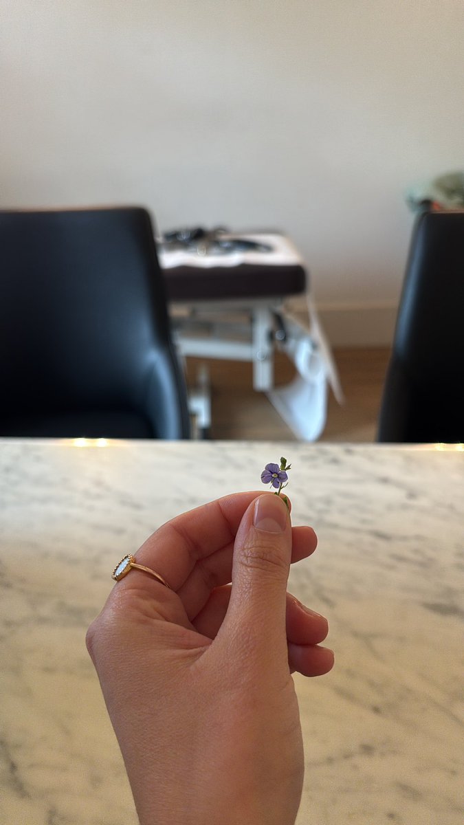 👧🏼 : tiens docteur 

🥹