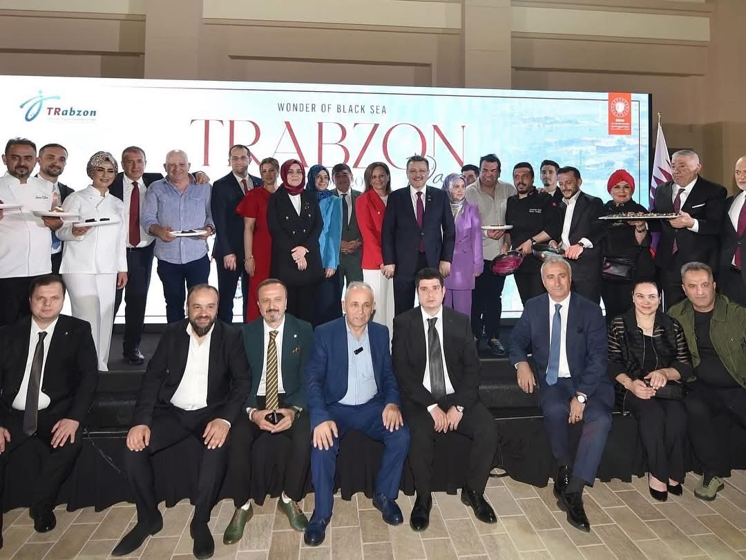 “Karadeniz’in İncisi Trabzon Günleri Doha Türkiye Büyükelçiliğinde düzenlenen açılış resepsiyonuyla başladı.

Trabzon’un kültürel zenginliklerini, tarihi mirasını, eşsiz mutfağını ve yatırım potansiyelini Katarlı İş insanlarına tanıtma fırsatı buldu.

Programa Trabzon’u temsilen;
