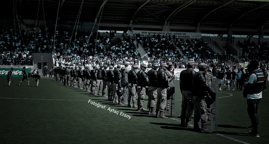 Biz Eskişehir'de;

- deplasmana gittiğimiz bir takıma içerde seyirci yasağı getireceğiz, 
- takımın topçularını organize olarak dövüp, adeta işkence çektireceğiz,
- öbür hafta oynayacağımız ev sahibi takım da ligten çekilecek.

Bunlar yaşansa -12 civarı verirdin galiba <a href="/TFF_Org/">TFF</a>