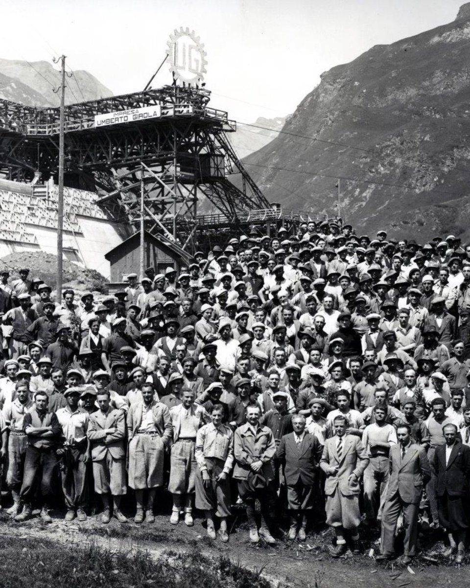 Webuild_Group's tweet photo. 🔙 The #Morasco Dam is the most important dam in the Val Formazza area in Piedmont, Italy, and its construction represented a significant milestone in the evolution of handling concrete. 
 
Built between 1936 and 1940 involving 1,200 people, it feeds the Ponte hydroelectric plant together with the Toggia Dam, by means of a five-kilometres tunnel. For its construction, that took place at 1,815 meters of altitude, work could only be carried out for 4 months in the whole year, when frost and snow made it possible to climb to higher altitudes, via the new specially built road.
 
In 1957, the plant was expanded with the inauguration of the hydroelectric power plant of the same name, entirely underground and fed by the Sabbione Dam (with a capacity of 26 million m3), the first artificial lake in terms of capacity in Piedmont and the second in all of the Alps. 

Read more about the project 👉 https://t.co/jDM1ogo1YM

#Webuild #morascodam #Throwback #balckandwhite