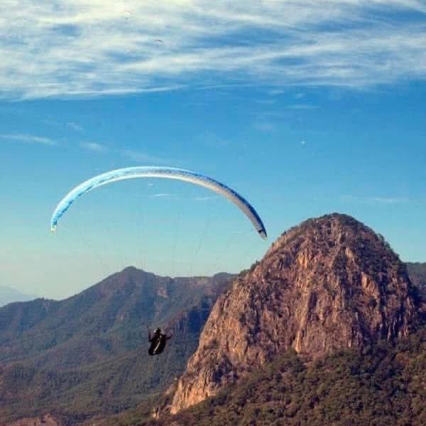 EdomexTurismo's tweet image. Conecta con la naturaleza y la aventura en la Ruta Mariposa Monarca del #EstadoDeMéxico al visitar la Cascada de Ixtapantongo en #SantoTomásDeLosPlátanos; volar en parapente en #Temascaltepec; disfrutar la Cascada El Molino en #ValleDeBravo. #UnDestinoHechoAMano.