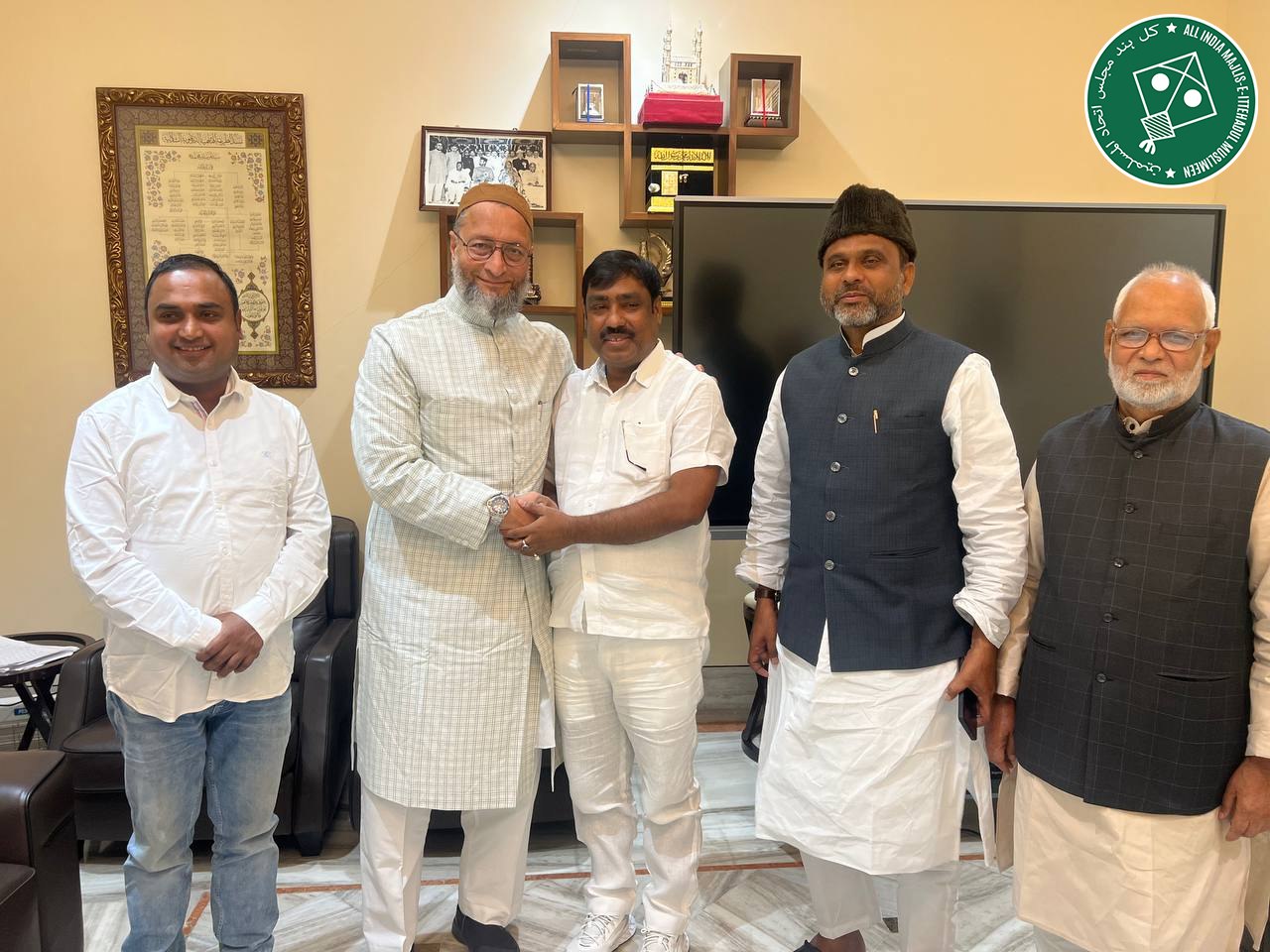 AIMIM on X: "बहादुरगंज, बिहार के पूर्व विधायक व कांग्रेस के कद्दावर नेता तौसीफ आलम बैरिस्टर @asadowaisi और @Akhtaruliman5 की मौजूदगी में AIMIM में शामिल हुए ...