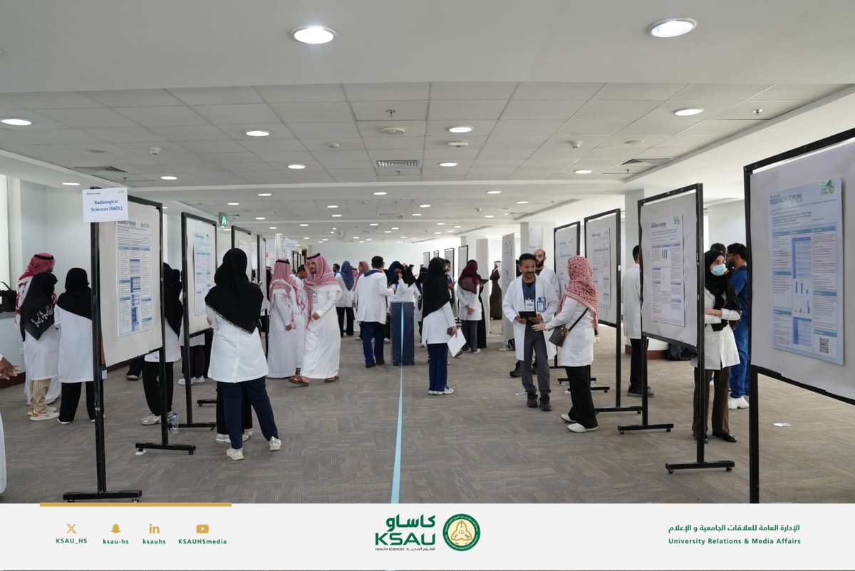 استهلّ المنتدى بكلمة لرئيس وحدة الأبحاث د. ماجد الثقفي، تلتها كلمة للدكتورة رجاء الردادي، حول دور الطب الوقائي في دعم مستهدفات #رؤية_السعودية_2030.
تخللت الفعالية محاضرات علمية وورش عمل متخصصة، إلى جانب جلسات منافسة بحثية للعروض الشفهية والملصقات، قدّم خلالها طلاب وطالبات من
