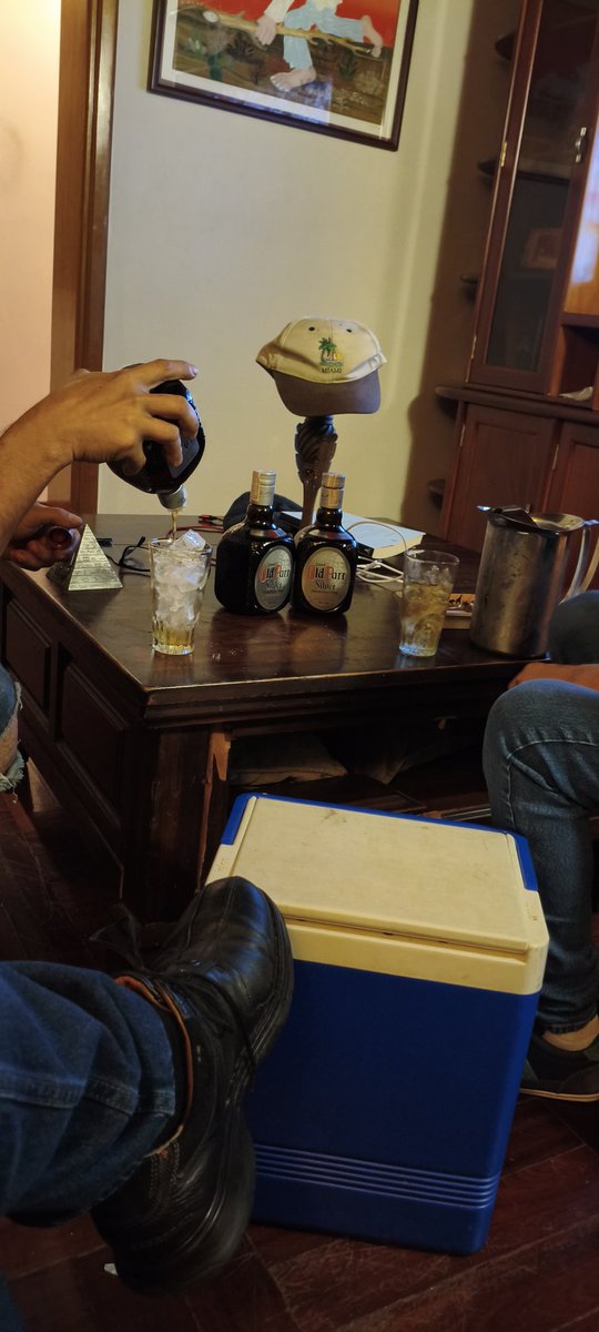 Anoche ligando parley con unos panas.... Por cierto muy bueno ese Old Parr silver. Suave para ser 8 años.