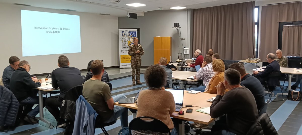 Mise en réseau des ateliers de Défense de l’Académie de Lille. La journée a réuni 40 professeurs et 100 élèves au sein du Collège Jules Ferry de Douai. Présentations, travaux de groupes et échanges avec les partenaires étaient au programme.