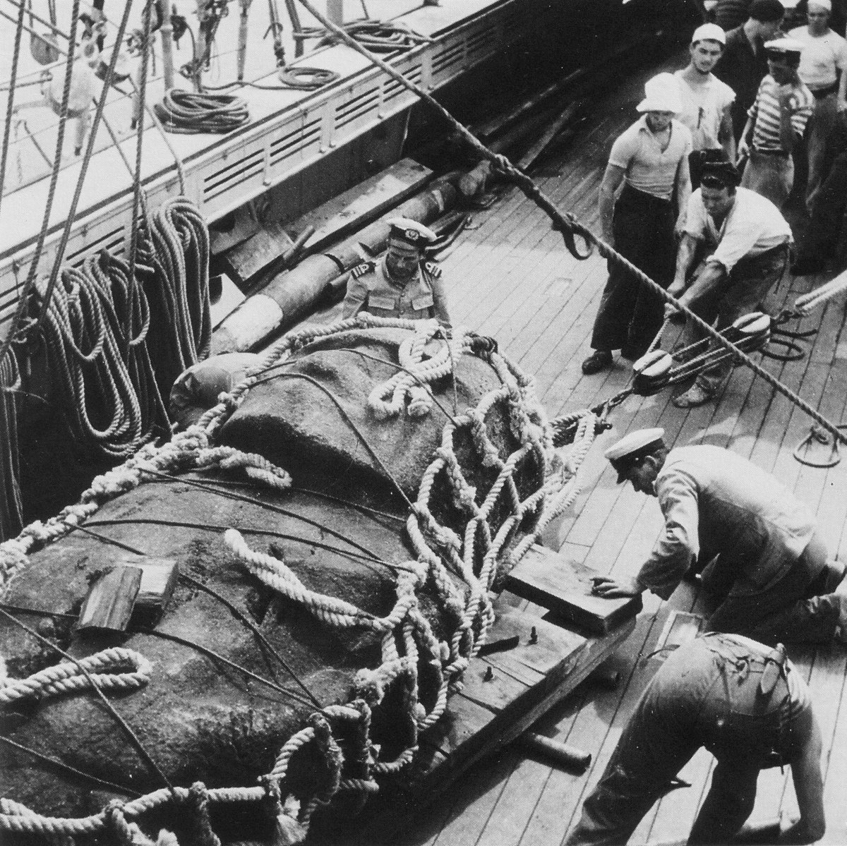 On the occasion of the launch of 'Caballero Bueno', by Thomas Lavachery and Thomas Gilbert, the Museum is temporary presenting a series of original plates, along with a selection of photos from the 1934 expedition to Easter Island. More info: tinyurl.com/3yn3u4j6