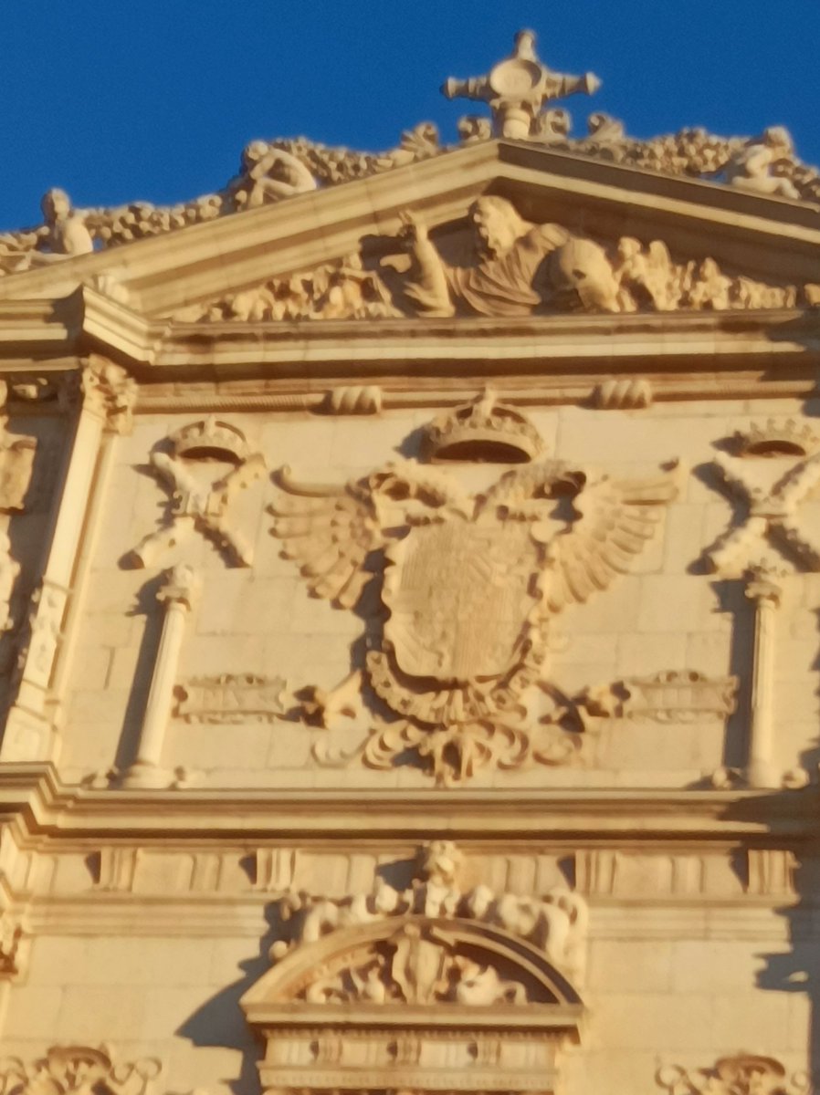 Alcalá, Alma Mater, ha recibido un año más al nuevo Premio Cervantes. Álvaro Pombo ha cantado con potencia (apenas ha necesitado las cuerdas de otra guitarra) contra la fragilidad de este mundo "convertido entre influencers y mercachifles", gentes sin cerebro que nos gobiernan.