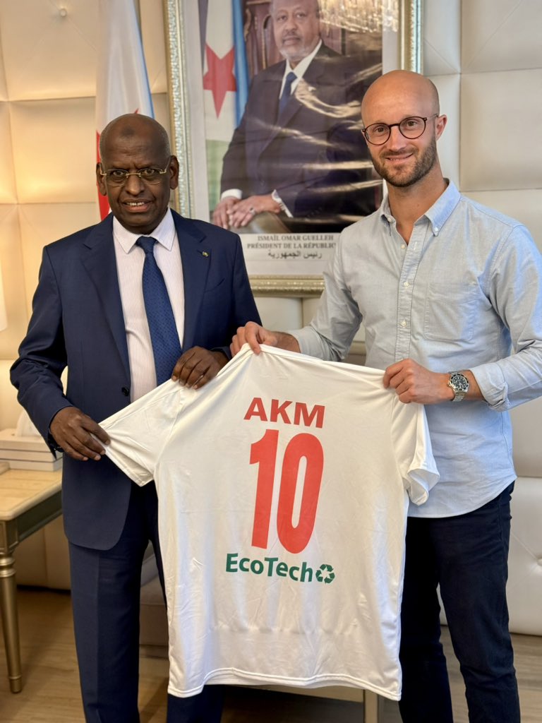 A_Kamil_Mohamed's tweet photo. 🏟️ 🇩🇯Très heureux de recevoir le maillot du @citestadefc ! 

Club du quartier Lehr engagé pour les jeunes, le foot populaire et l’écologie avec @ecotechdj ♻️⚽️🙏🏿 https://t.co/l6tiGAYqxo