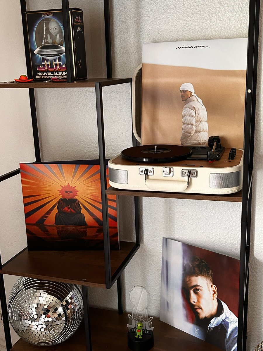 ana2platine's tweet photo. Mon salon sans la musique il serait bien fade https://t.co/LC206FqKqV