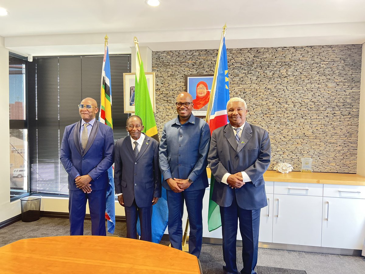 UbaloziNamibia's tweet photo. Leo tarehe 24 Aprili 2025 Mhe. Caesar C. Waitara, Balozi wa Tanzania nchini Namibia amekutana na kufanya mazungumzo katika Ofisi za Ubalozi na baadhi ya watoa mada katika Kongamano linalohusu mchango wa Lugha ya Kiswahili katika harakati za ukombozi wa nchi za Kusini mwa Afrika hususan Namibia. Kongamano hilo litafanyika tarehe 25 Aprili 2025 jijini Windhoek.

Watoa mada hao walifika Ubalozini ni Balozi Lt.Gen.(Rtd) Abdulahrahman Shimbo,aliyekuwa Mnadhimu Mkuu wa Jeshi la Wananchi wa Tanzania na Balozi wa Tanzania nchini China pamoja na Balozi Brig Gen.(Rtd) Francis Mndolwa,aliyewahi kuwa Mkurugenzi wa Mafunzo na Utendaji Kivita wa Jeshi la Wananchi wa Tanzania na Balozi wa Tanzania nchini Burundi.

Aidha, watoa mada wengine kutoka Tanzania ambao watakuwepo katika Kongamano hilo ni Bi. Consolata Mushi,Katibu Mtendaji wa BAKITA ambaye amwakilisha Mhe. Prof. Aidan Mwaluko Kabudi (MP), Waziri wa Habari, Utamaduni, Sanaa na Michezo, Dkt. Eliah Victor, Mkurugenzi wa Vipindi wa TBC ambaye anamuakilisha Mkurugenzi Mkuu wa TBC.