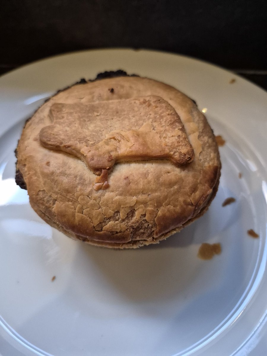 thelifeofpies's tweet image. Another cracker from Staffordshire Traditional Meats in Uttoxeter is this Hog Roast Pie costing £3.95 for a hefty sized pie. It&apos;s deep and dense and filled with tender pork chunks with hints of stuffing in the seasoning #pie #porkpie