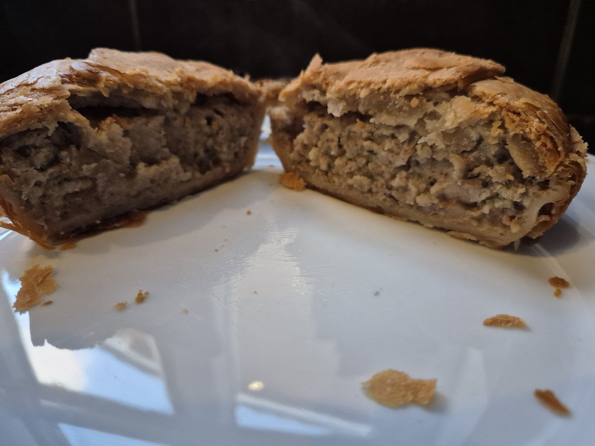 thelifeofpies's tweet image. Another cracker from Staffordshire Traditional Meats in Uttoxeter is this Hog Roast Pie costing £3.95 for a hefty sized pie. It&apos;s deep and dense and filled with tender pork chunks with hints of stuffing in the seasoning #pie #porkpie