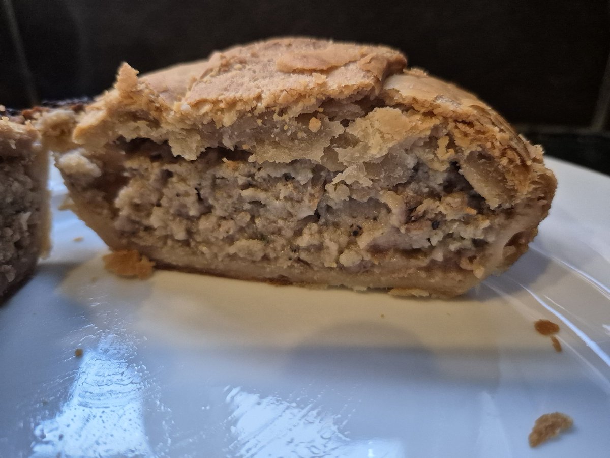 thelifeofpies's tweet image. Another cracker from Staffordshire Traditional Meats in Uttoxeter is this Hog Roast Pie costing £3.95 for a hefty sized pie. It&apos;s deep and dense and filled with tender pork chunks with hints of stuffing in the seasoning #pie #porkpie