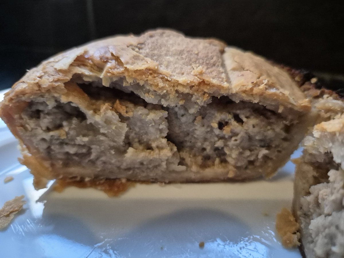 thelifeofpies's tweet image. Another cracker from Staffordshire Traditional Meats in Uttoxeter is this Hog Roast Pie costing £3.95 for a hefty sized pie. It&apos;s deep and dense and filled with tender pork chunks with hints of stuffing in the seasoning #pie #porkpie