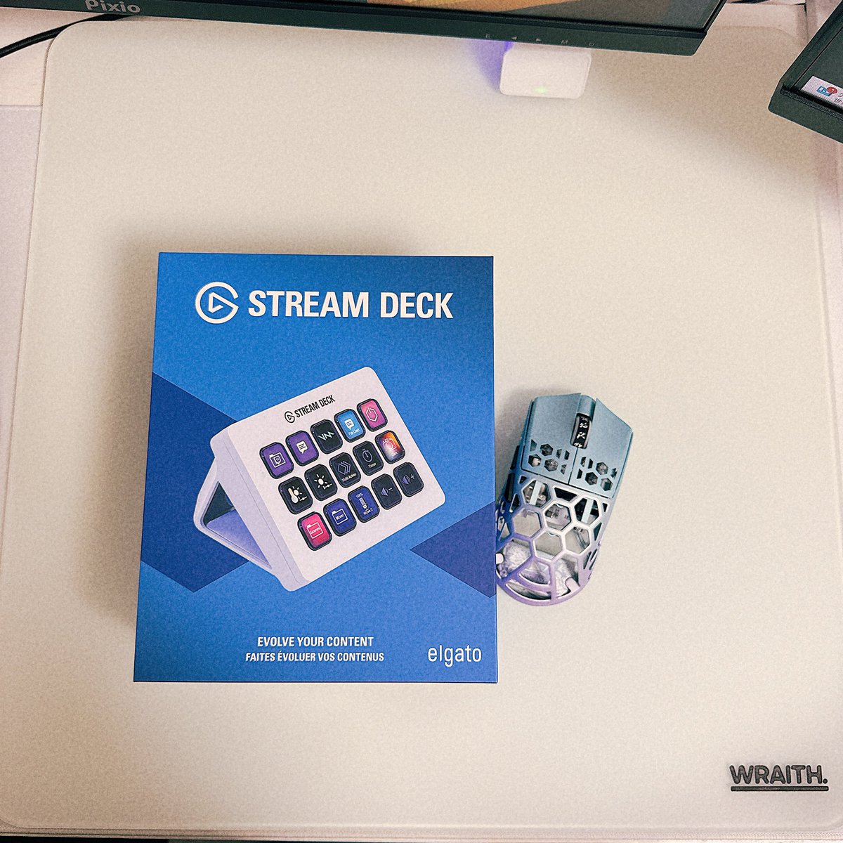 rerachi_'s tweet photo. ガラスマウスパッドデビュー👏
おNewカラーのマウスと
STREAM DECK🫶🫶🫶

誕生日プレゼントありがとうありがとう！ https://t.co/v6TNl5p37N
