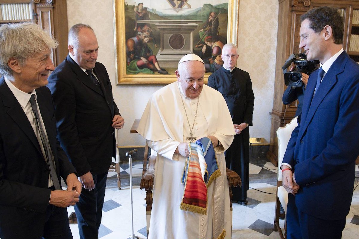 Following the passing of Pope Francis I earlier this week, we were warmed looking back into the UoR news archives to when he was presented with a climate stripes scarf by La Repubblica, one of Italy's leading news outlets on #WorldEnvironmentDay 2023.

#ThePope #ShowYourStripes