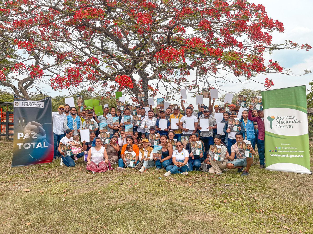AgenciaTierras's tweet photo. #TBT En Casanare,13.920 hectáreas han sido formalizadas y adjudicadas en los últimos dos años a familias campesinas que retornaron a sus raíces y otras que, tras décadas de espera, hoy tienen sus títulos de propiedad.

Cuando el Estado actúa con justicia, florece la paz. #PetroSíCumple