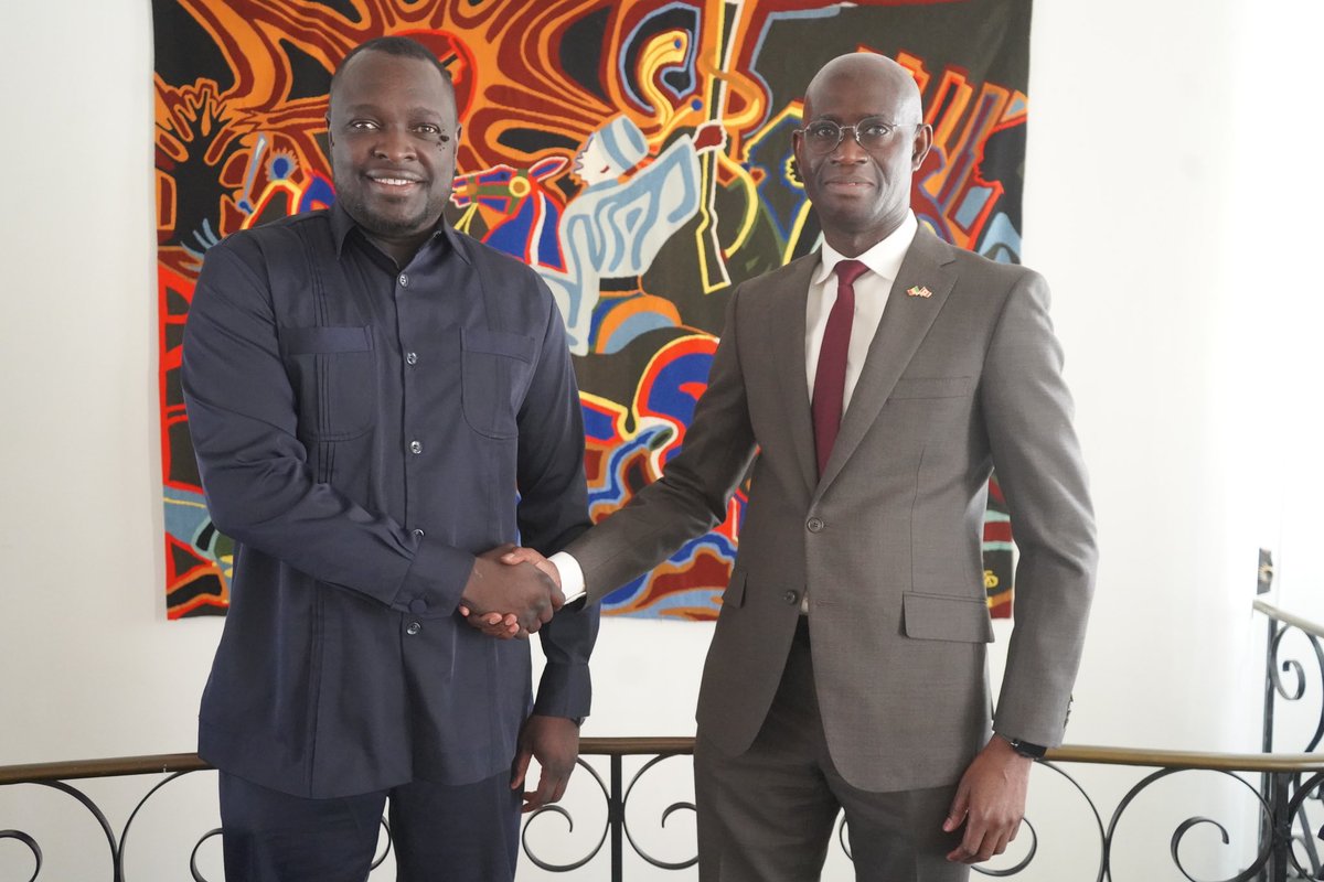 amadoucherif75's tweet photo. 𝐓𝐨𝐮𝐫𝐧é𝐞 𝐞𝐧 𝐀𝐦é𝐫𝐢𝐪𝐮𝐞 𝐝𝐮 𝐍𝐨𝐫𝐝
Après les États-Unis, le Canada où j’ai visité notre Ambassade à Ottawa.

Sur place, j’ai discuté avec le personnel des conditions de travail et des défis auxquels il fait face.

Le déjeuner à la Résidence de l’Ambassadeur, Son Excellence Gorgui CISS, fut un instant d’échanges approfondis pour l’amélioration de la qualité de service.

#amadouchérifdiouf #senegal #diaspora