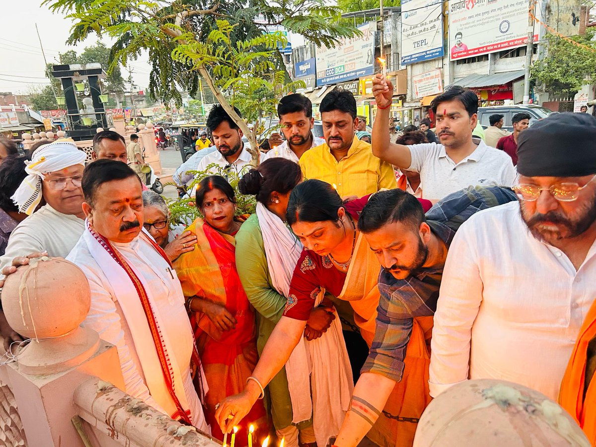 sushilbjpup's tweet photo. पहलगाम में आतंकवादियों द्वारा हिंदुओं की निर्मम हत्या के विरोध में भारतीय जनता युवा मोर्चा सुल्तानपुर द्वारा आयोजित कैंडल मार्च एवं शोक सभा में शामिल होकर मृतकों को श्रद्धांजलि दी और आतंकवाद के खिलाफ विरोध जताया।

#PahalgamTerroristAttack 
@Bhupendraupbjp @idharampalsingh https://t.co/UfjfHvaqjf