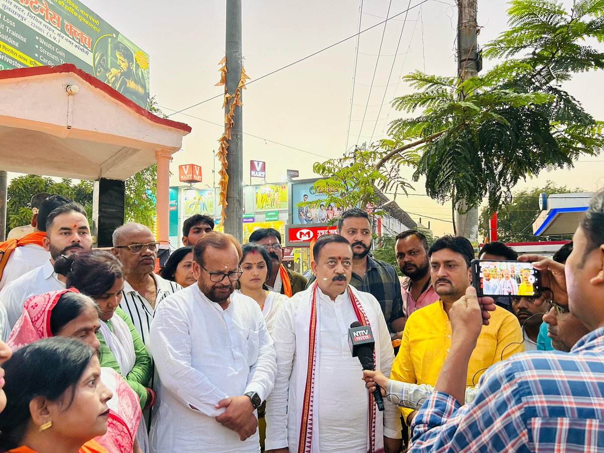 sushilbjpup's tweet photo. पहलगाम में आतंकवादियों द्वारा हिंदुओं की निर्मम हत्या के विरोध में भारतीय जनता युवा मोर्चा सुल्तानपुर द्वारा आयोजित कैंडल मार्च एवं शोक सभा में शामिल होकर मृतकों को श्रद्धांजलि दी और आतंकवाद के खिलाफ विरोध जताया।

#PahalgamTerroristAttack 
@Bhupendraupbjp @idharampalsingh https://t.co/UfjfHvaqjf