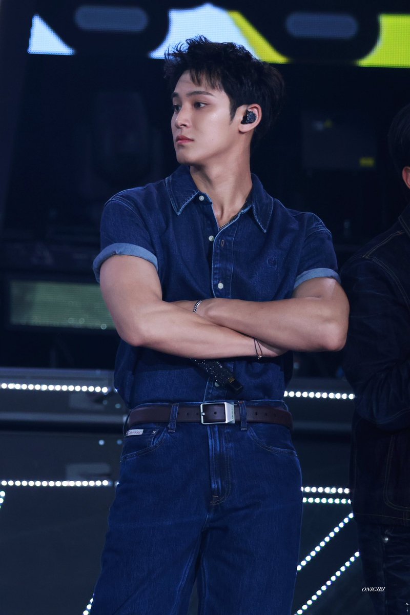 me_and_gyu_'s tweet photo. unwhitewashed, half body, denim fit, jawline, and Kim Mingyu is a crazy combination https://t.co/g7xs0baxp4
